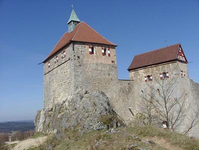 südliche Burgmauer nach der Sanierung